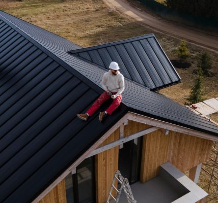 Comment installer des gouttières en aluminium laqué ?